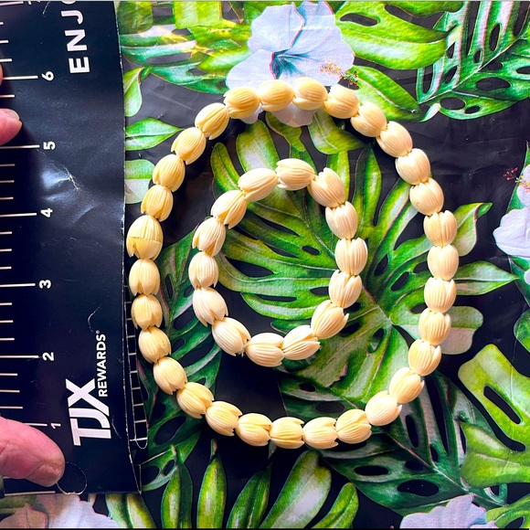 Vintage 🏝Bovine Carved Pikake Lei Hawaiian necklace - Picture 7 of 10